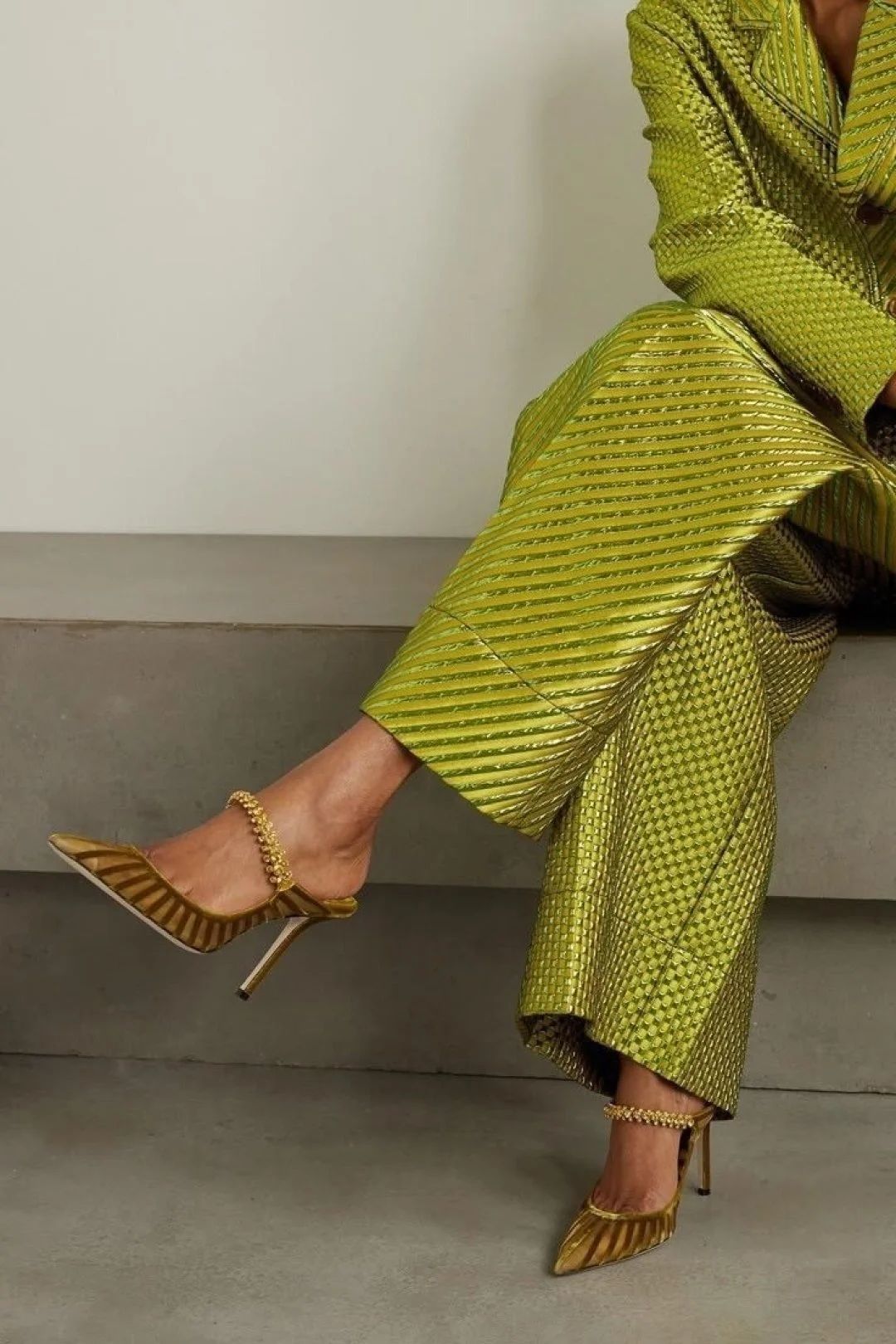 #FashionFriday Chartreuse energy &mdash; because spring deserves a bold entrance. 

#interior #interiordesign #design #interiorstyle #decorating #dailydecordose #decorinspiration #interiordetails #designelements #colorpop #ihavethisthingwithcolor
