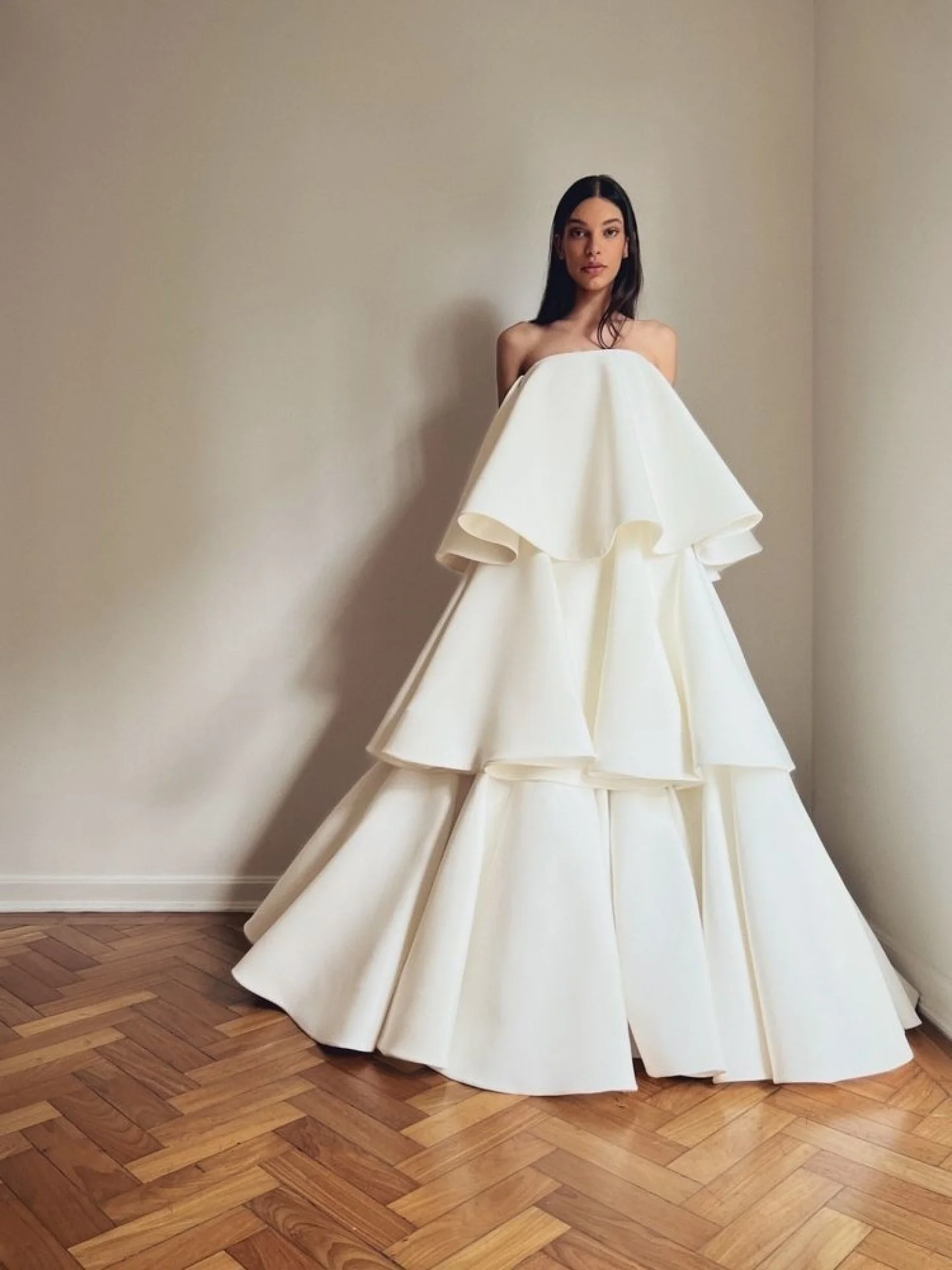 #FashionFriday in sculptural form. Layers of soft structure and timeless elegance&mdash;where fashion becomes architecture.

#interior #interiordesign #design #interiorstyle #decorating #dailydecordose #decorinspiration #interiordetails #designelemen