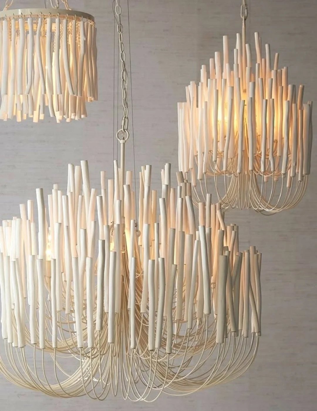 #TextureTuesday The Tilda Chandelier by One Kings Lane layers sculptural ceramic rods with a warm glow for a look that&rsquo;s equal parts art and ambiance.

#interior #interiordesign #design #interiorstyle #decorating #dailydecordose #decorinspirati