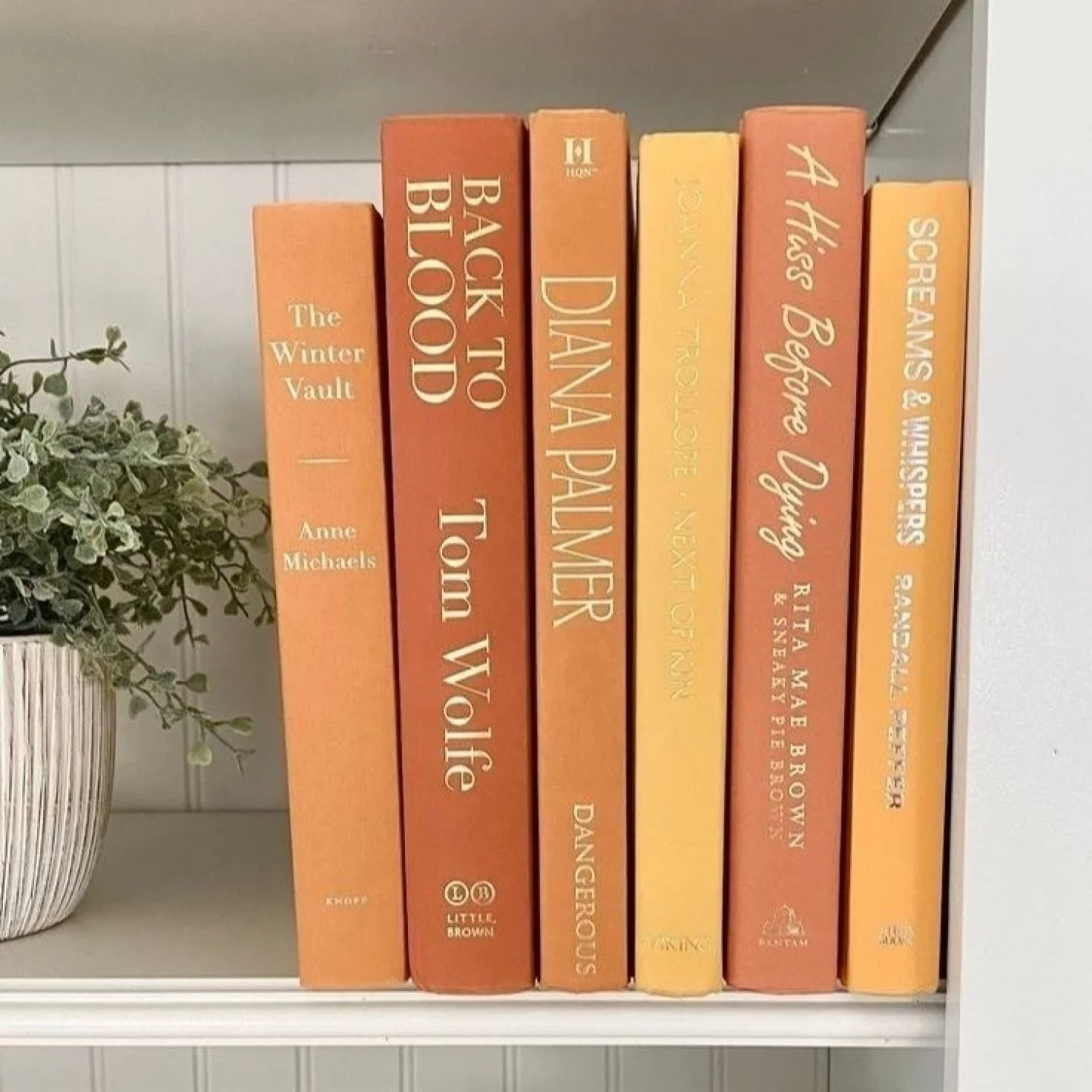 #TextureTuesday Layering shelves with books, sculptural objects, and curated accents adds depth, warmth, and personality to a space. Thoughtful accessorizing introduces texture and subtle color, transforming shelves into a refined, lived‑in design mo