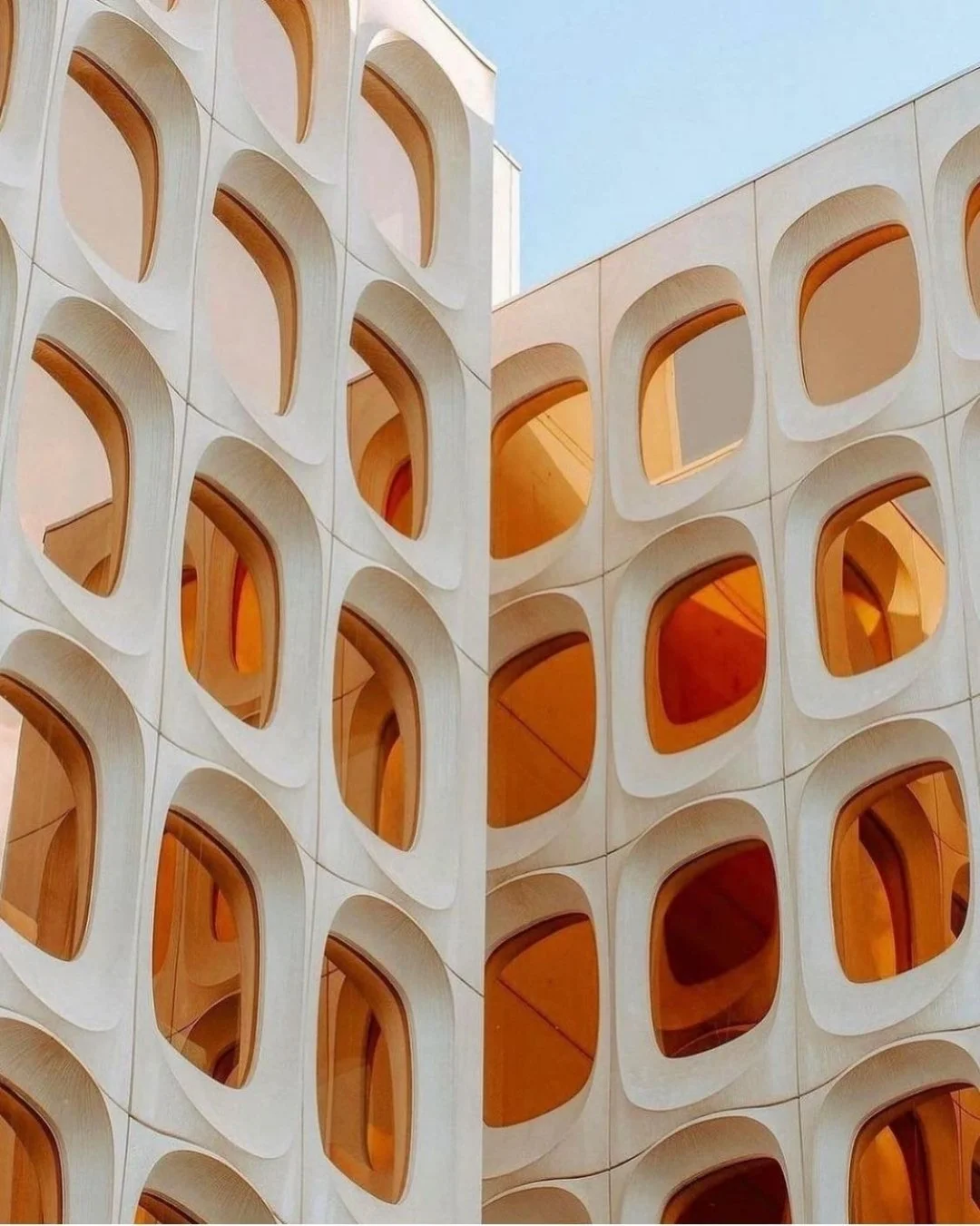 #SundayInStyle Inspired by this architecture that feels as stylish as it looks&mdash;where sculptural form, rhythm, and light come together with intention. Designed to be experienced, not just admired! Architect unknown.

#interior #interiordesign #d