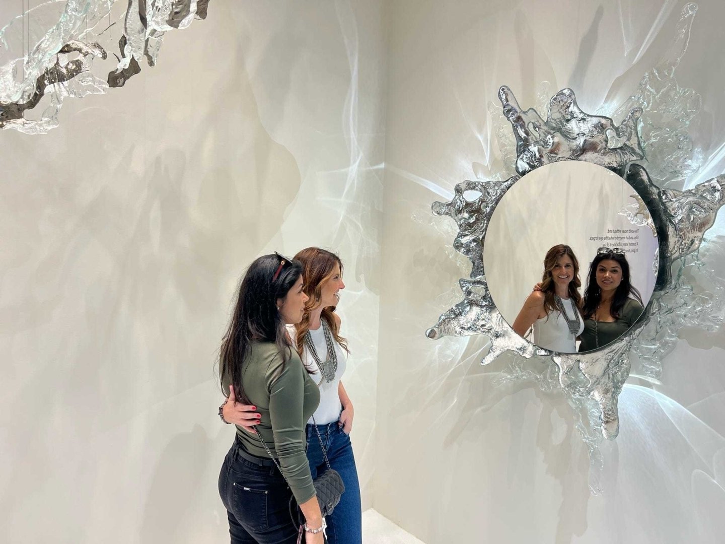 #SundayInStyle Reflecting on standout moments from Art Basel with this sculptural mirror that feels like a piece of immersive art.

#interior #interiordesign #design #interiorstyle #decorating #dailydecordose #decorinspiration #interiordetails #desig