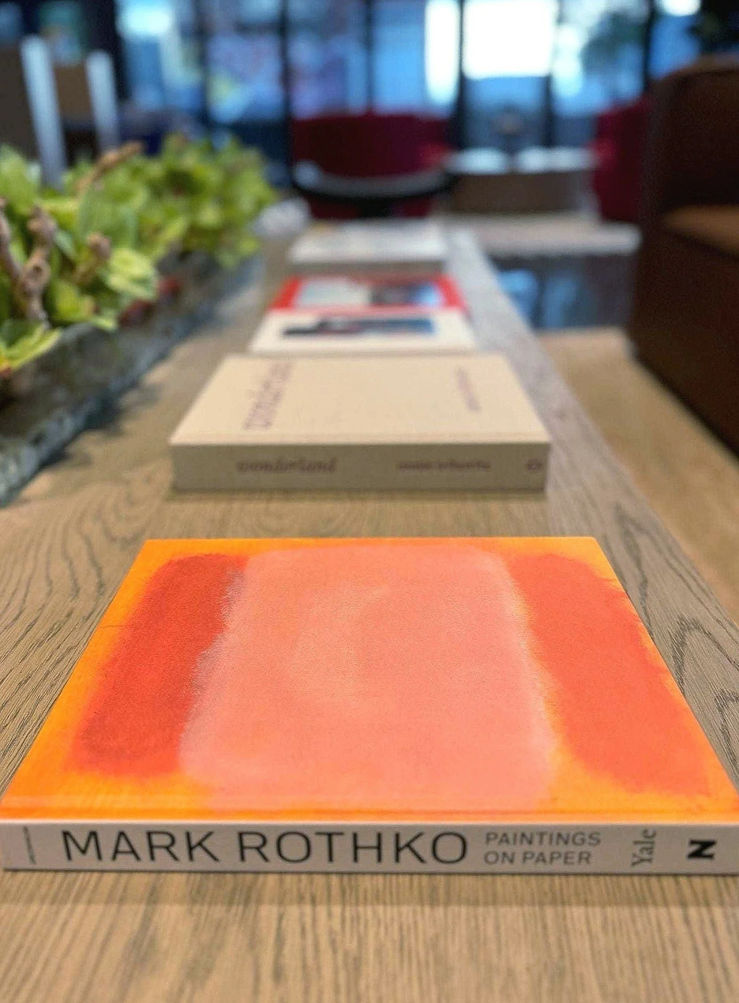 #TextureTuesday A thoughtful mix of covers, colors, and scale brings effortless interest to the tabletop in our Western Supply project in Tulsa, OK.

#interior #interiordesign #design #interiorstyle #decorating #dailydecordose #decorinspiration #inte