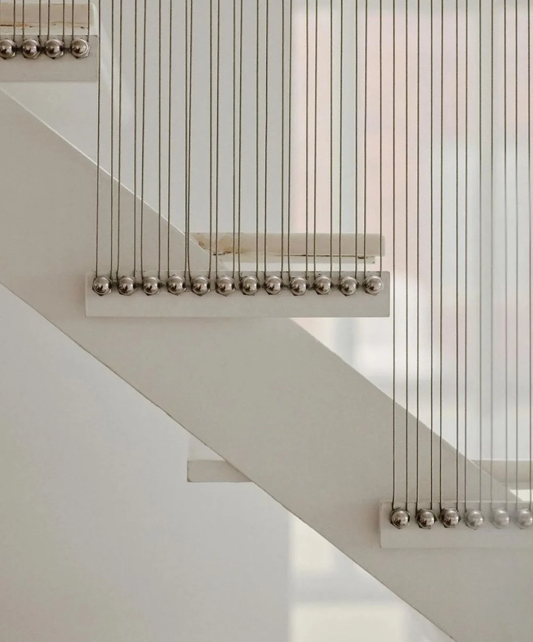 #SundayInStyle Step by step, the clean lines, soft shadows, and sculptural railing turn a simple staircase into a statement of quiet luxury.

#interior #interiordesign #design #interiorstyle #decorating #dailydecordose #decorinspiration #interiordeta