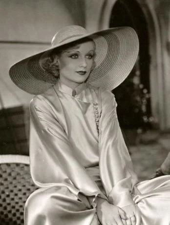 1930'erne: Glamour, Feminitet og Skræddersyede Detaljer