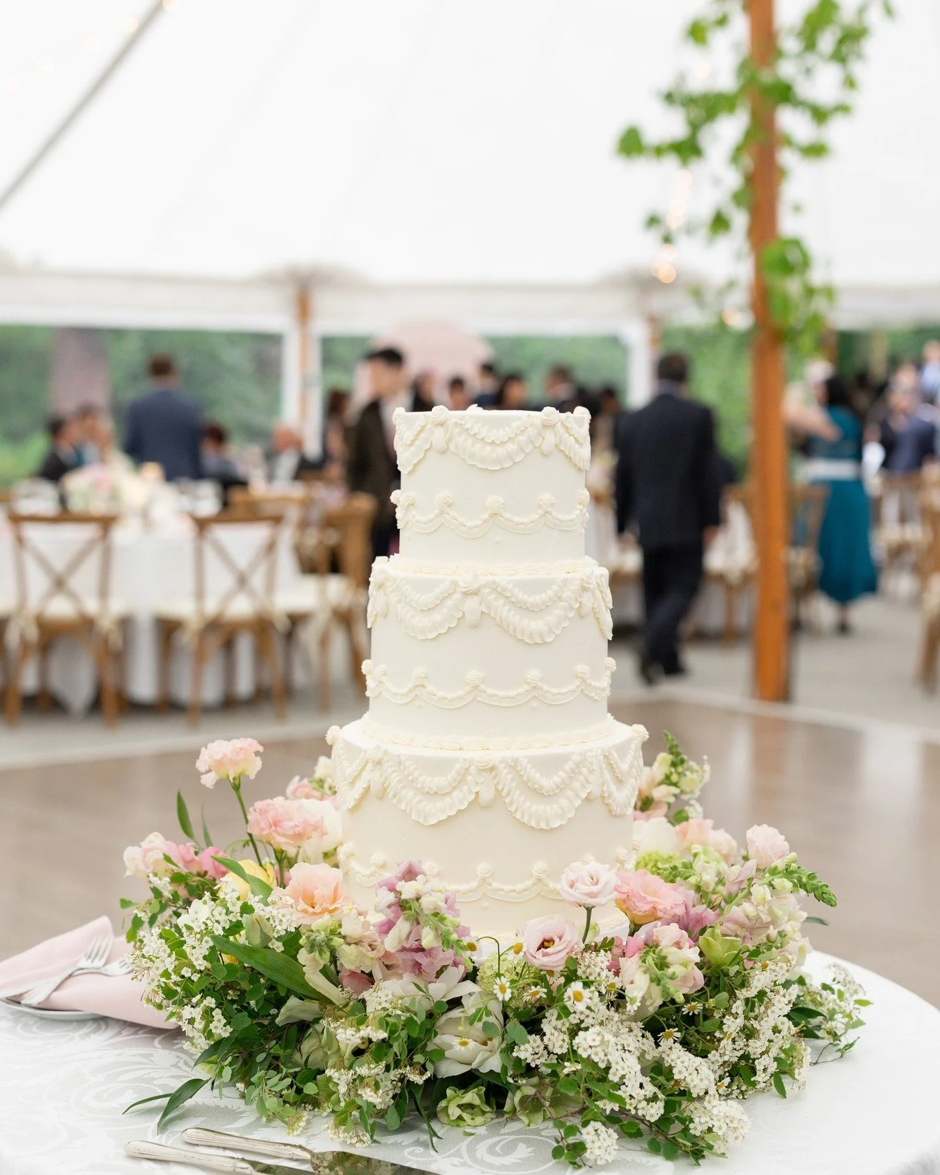 Instagram, meet our dream wedding cake from H+JL's spring wedding! 

Venue: @glenmagnafarms 
Photographer: @morganwynnephotography