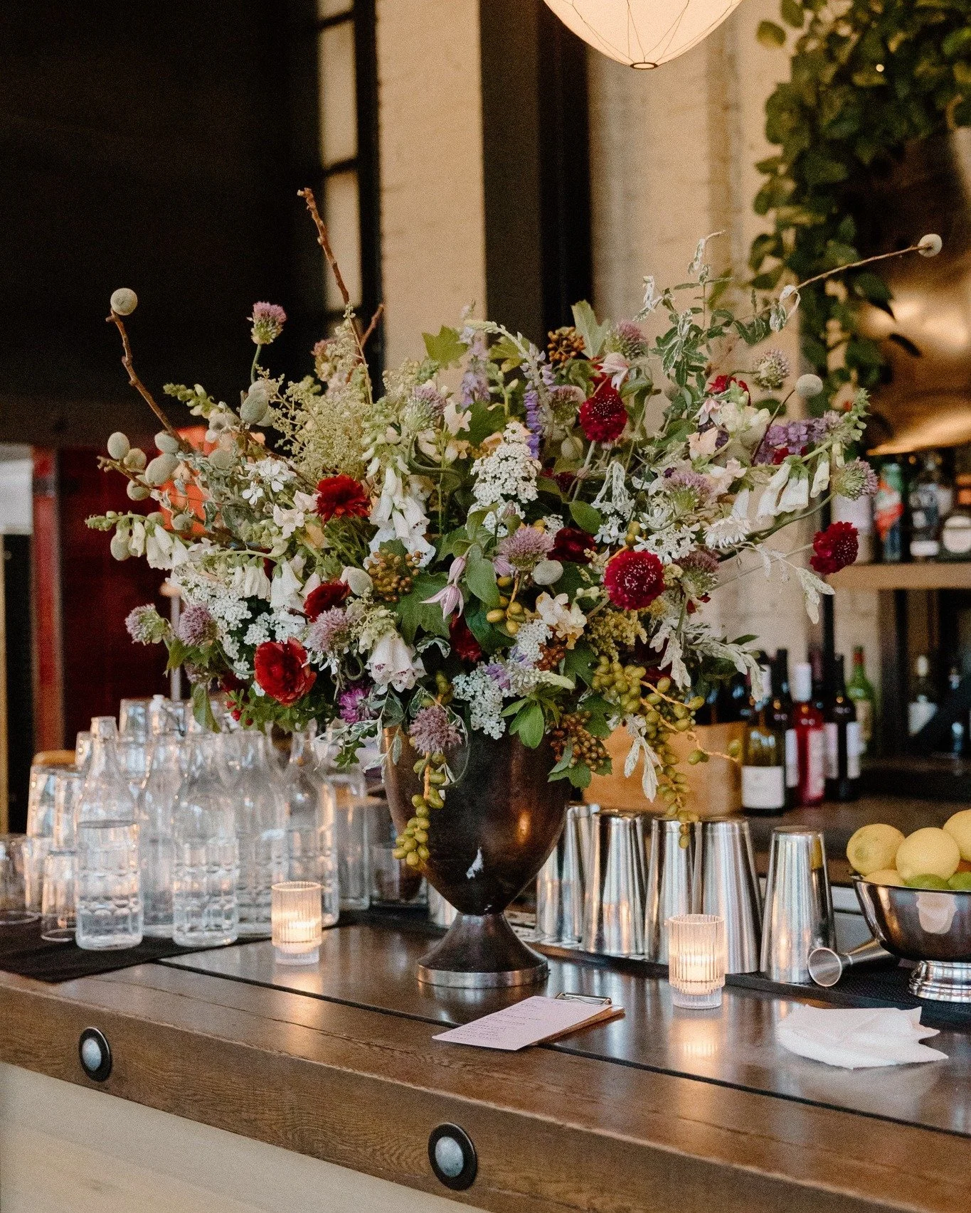 craving a spring palette that is more than blush? try soft neutrals, a touch of mauve and subtle pops of scarlet. 

Venue: @_branchline 
Planning: @katejubboorievents 
Photographer: @ninaweinsteinphotography
