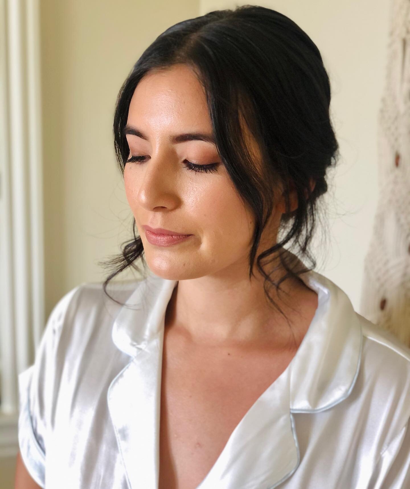 Brides like Emily make my job easy. Not only is she naturally beautiful, but is such a joy to be around. Got to glam her up with @bayareabeautiful today!! Congrats @efrougster 💞
.
.
#bride2today #misstomrs #tietheknot #ido #makeupbyadele #mubabride 
