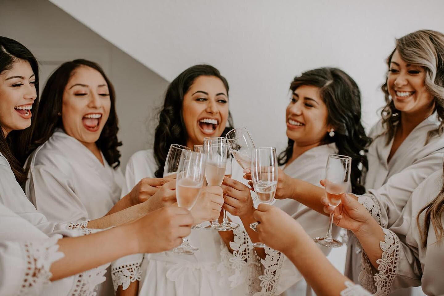 Cheers to Friday! 🥂 I don&rsquo;t know about any of you, but it&rsquo;s sure been a week. It&rsquo;s okay to pop the bubbles early and just call it a day, right? 😉 Have a great weekend, all!
📸 @sunshineshannon