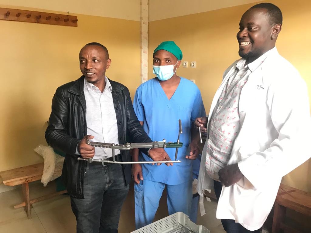 Surgeons at Kabgayi Hospital receive their SIGN Set.