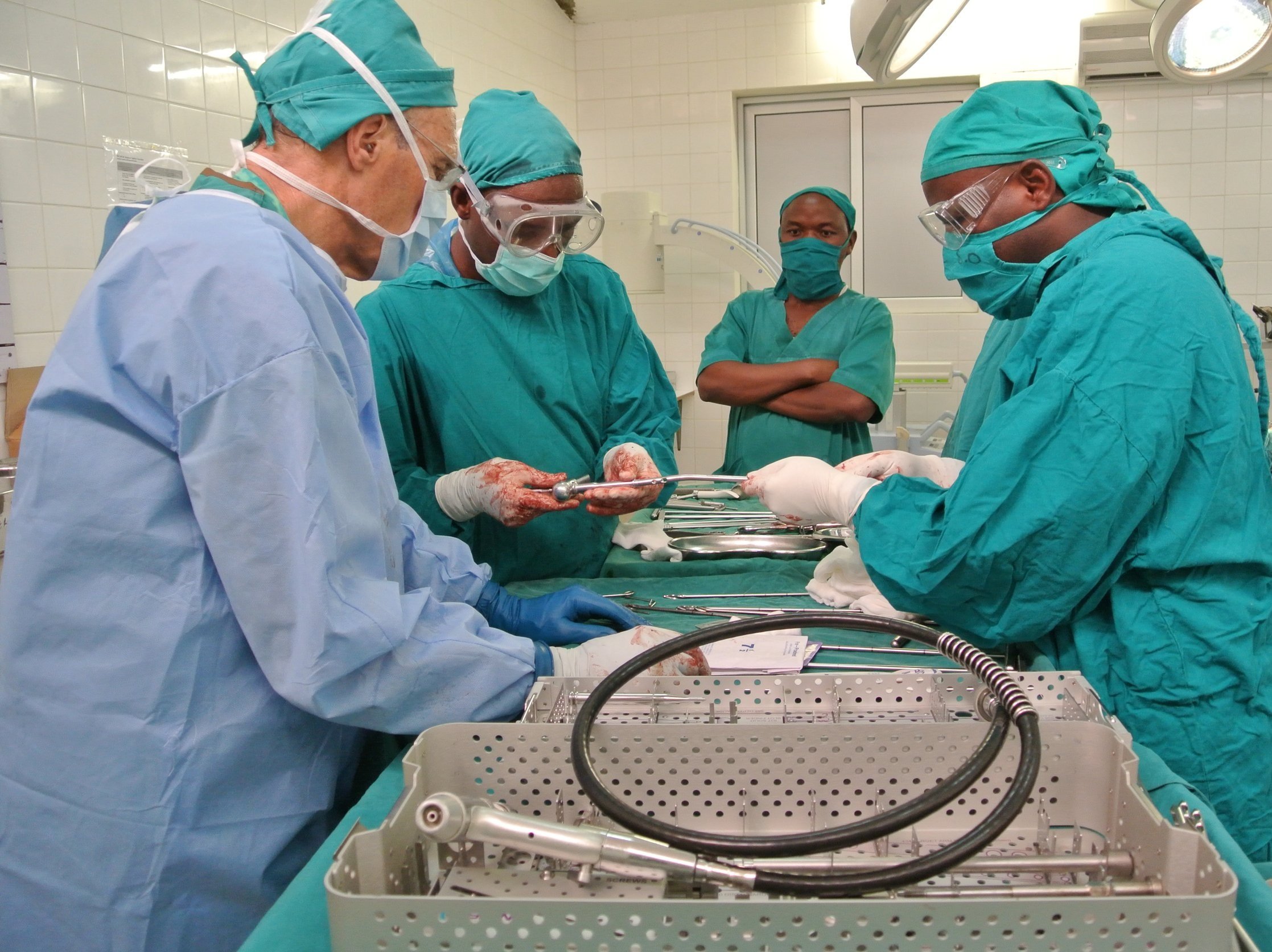 Dr. Zirkle works with SIGN Surgeons at University Teaching Hospital Kigali in 2008.