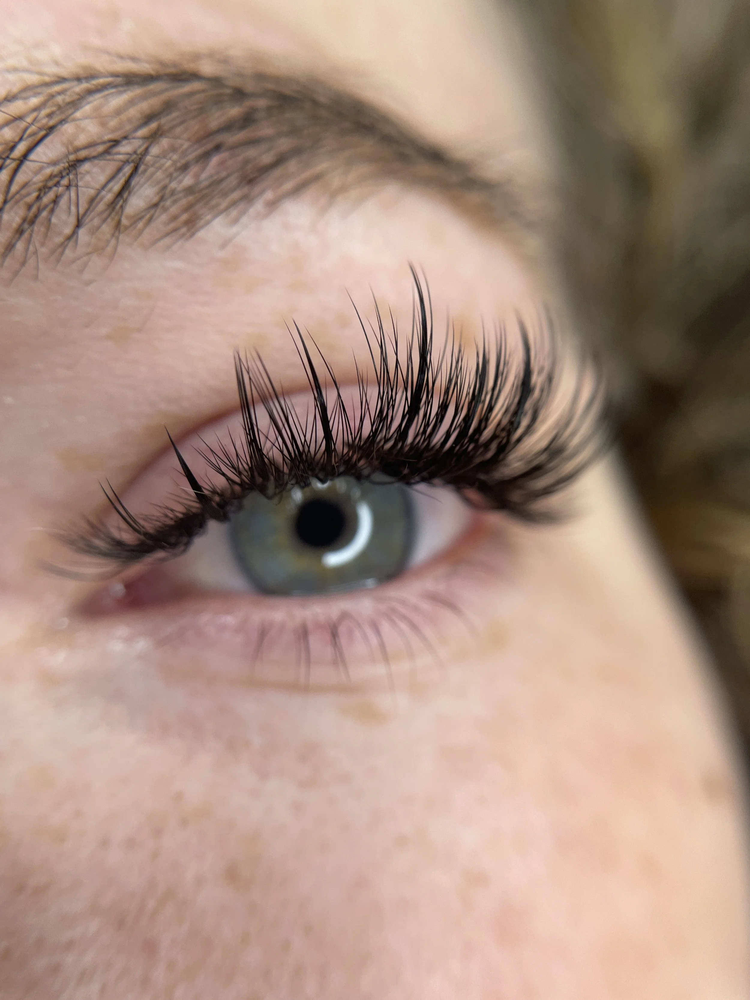 What Are Hybrid Lashes &amp; Who They’re Best For