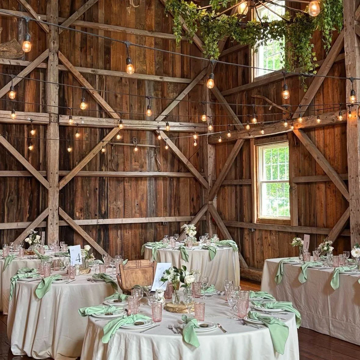 &Eacute;lise et Simon - 22 Juin 2025 
Un mariage authentique et convivial. 

&Agrave; l'avant plan et dans les coulisses. 
Notre &eacute;quipe s'est improvis&eacute; une cuisine ext&eacute;rieure pour recevoir les 140 invit&eacute;s pr&eacute;sents. 