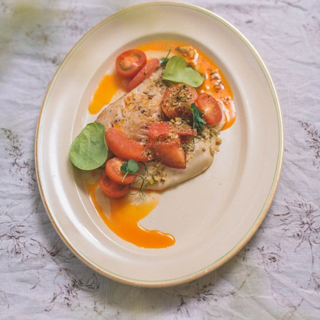 Les coups de coeur de notre menu 2026, pas de croute. 

Poisson du march&eacute;, velout&eacute; d&rsquo;amandes citronn&eacute;, salade de tomates, pamplemousse et dukkah.
Volaille, peau de poulet croustillante et salade d'endives grill&eacute;es, j