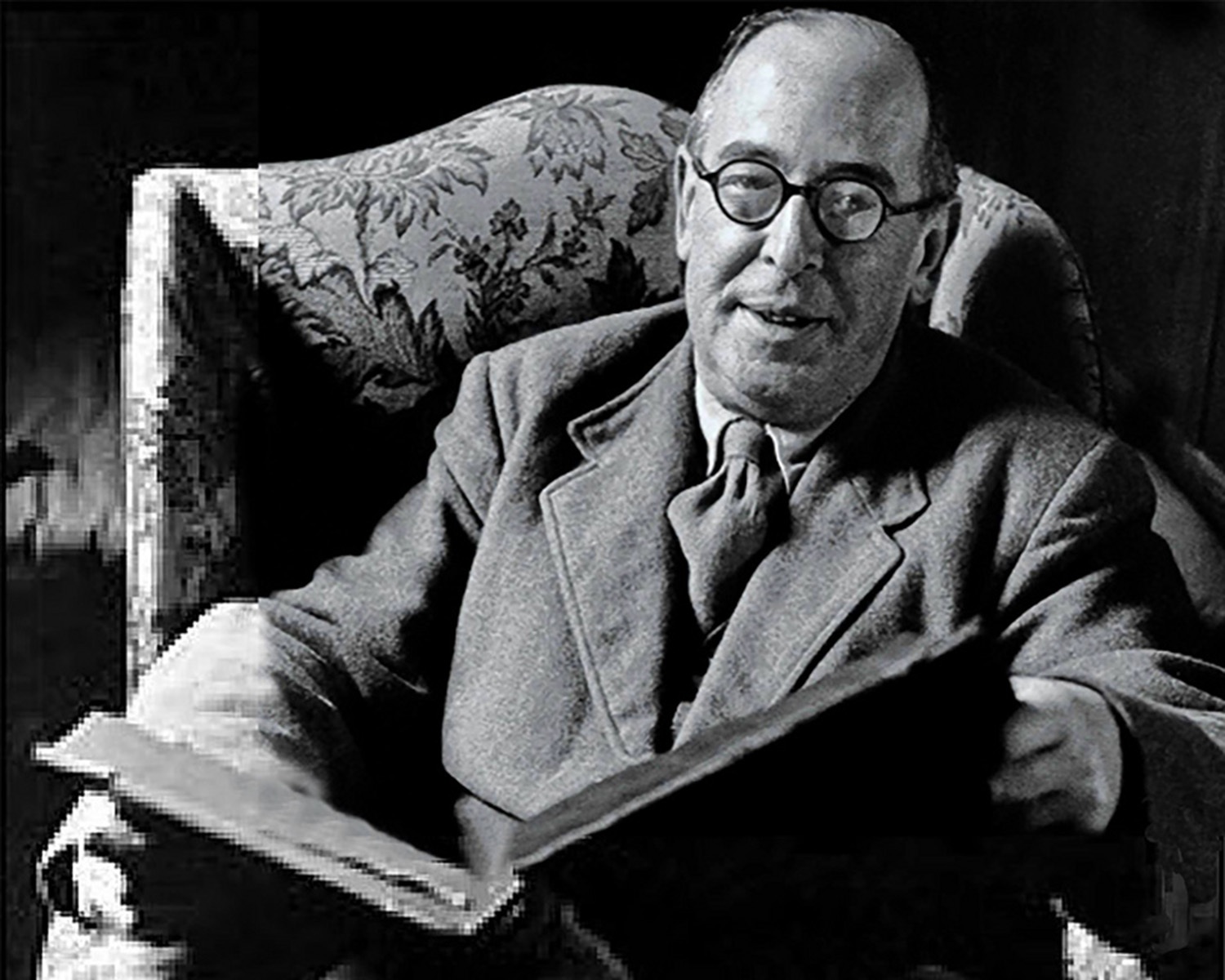 C.S.+Lewis+in+Chair.jpg