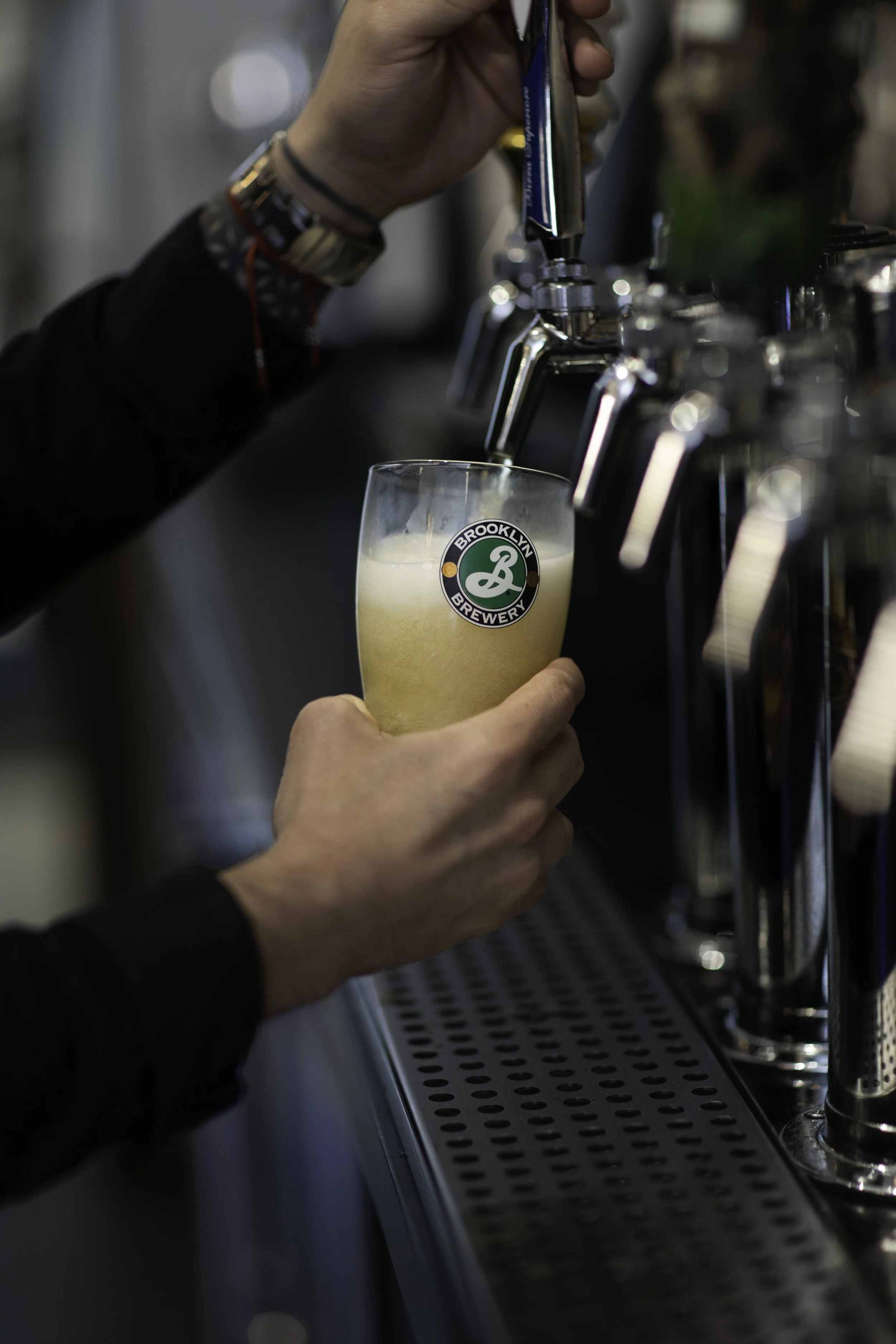 vocoTSQ_FinchesDen_Beer-Pour.jpg
