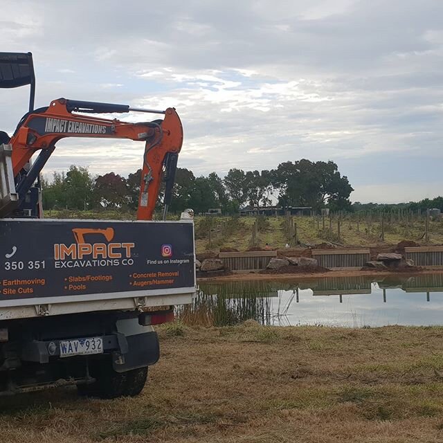 Feature retaining wall coming together nicely! Cant wait till see this finished 😍
#IMPACTEXCAVATIONSCO 
#tightaccess #excavate #sitecut  #pool #trench #australia #design #building #dig #excavator #instadaily #potd  #lookoftheday #earthworks #drivewa