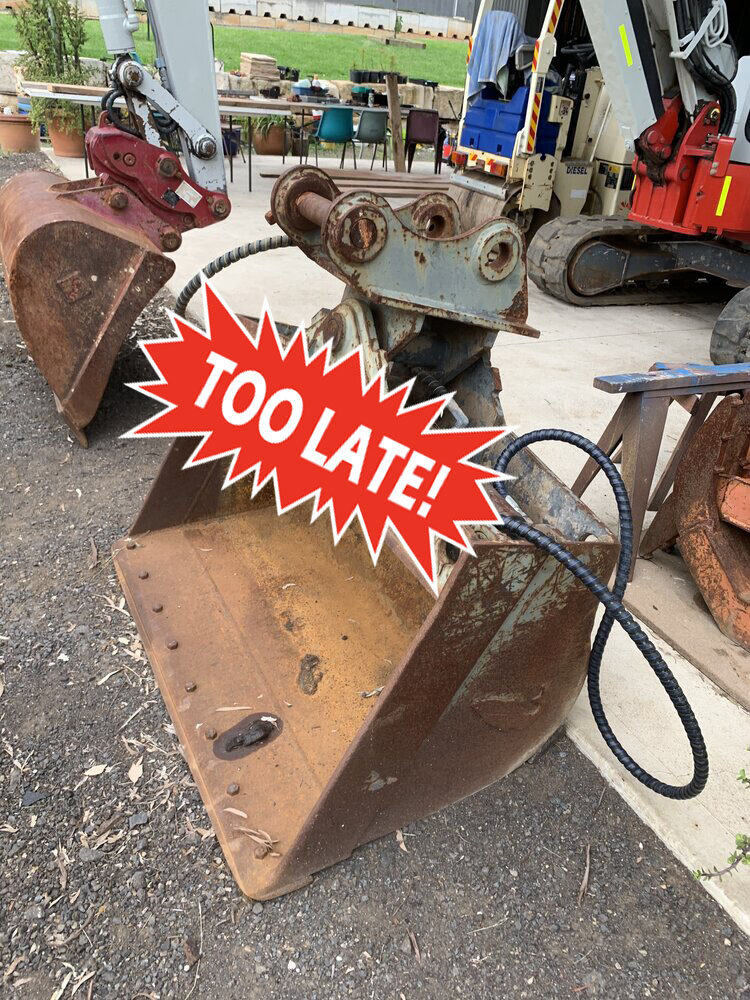 Salmon tilting mud bucket to suit 8T Excavator