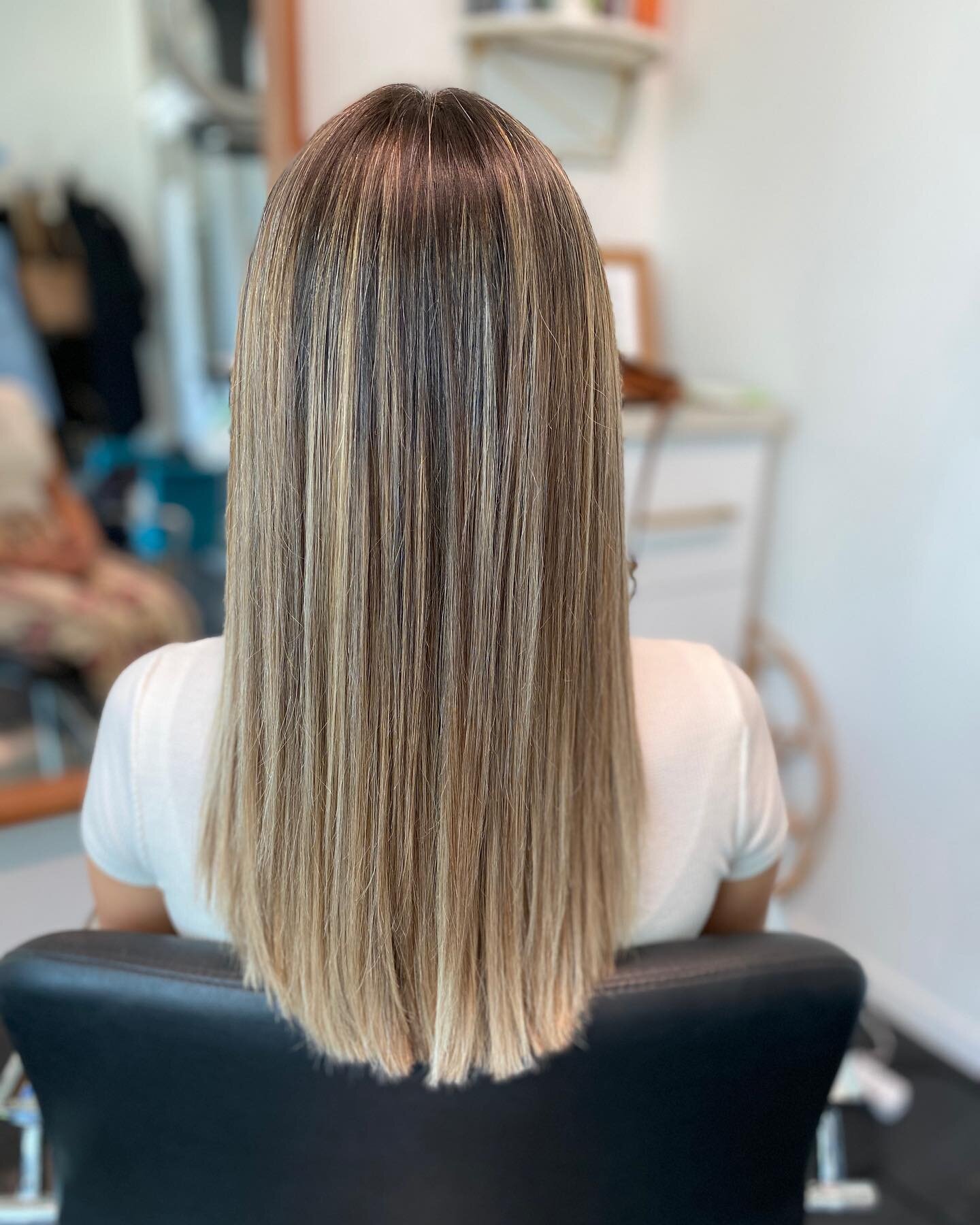 Babylights and foilayage on straight hair vs waved hair! &bull;
&bull;
&bull;
&bull;
&bull;
&bull;
&bull;
&bull;
#hairbymackenziejacobs #hermosabeach #sunkissedhairstudio #hermosabeachhair #manhattanbeach #redondobeach #torrance #delamo #southbayhair