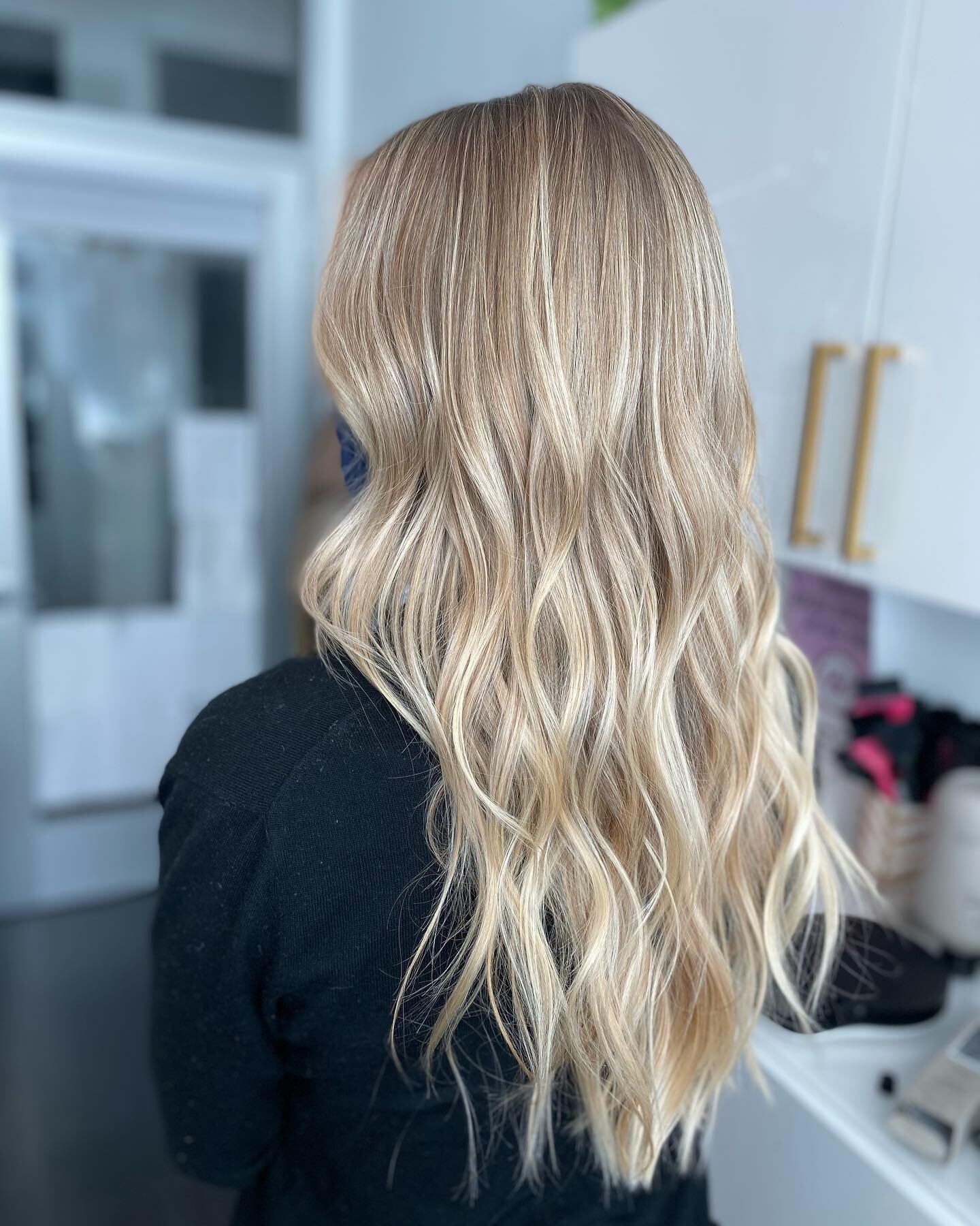 You can still have beachy blonde in the winter, we&rsquo;ll just call it wintery blonde🥰❄️ &bull;
&bull;
&bull;
&bull;
&bull;
&bull;
&bull;
&bull;
#hairbymackenziejacobs #hermosabeach #sunkissedhairstudio #hermosabeachhair #manhattanbeach #redondobe