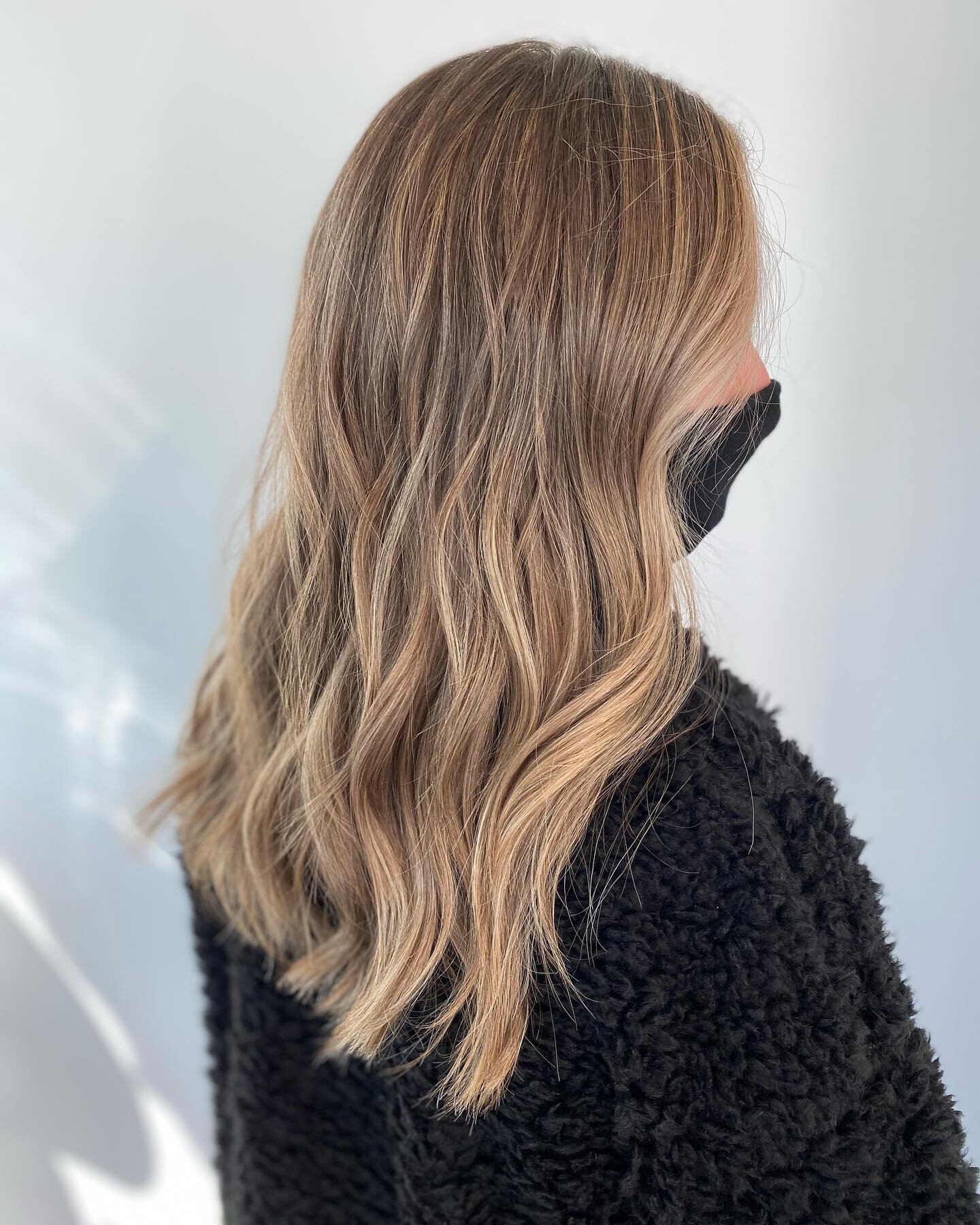 Lived in hair dreams!  Now booking for March appointments! Link in bio or DM for consultation &bull;
&bull;
&bull;
&bull;
&bull;
&bull;
&bull;
&bull;
#hairbymackenziejacobs #hermosabeach #sunkissedhairstudio #hermosabeachhair #manhattanbeach #redondo