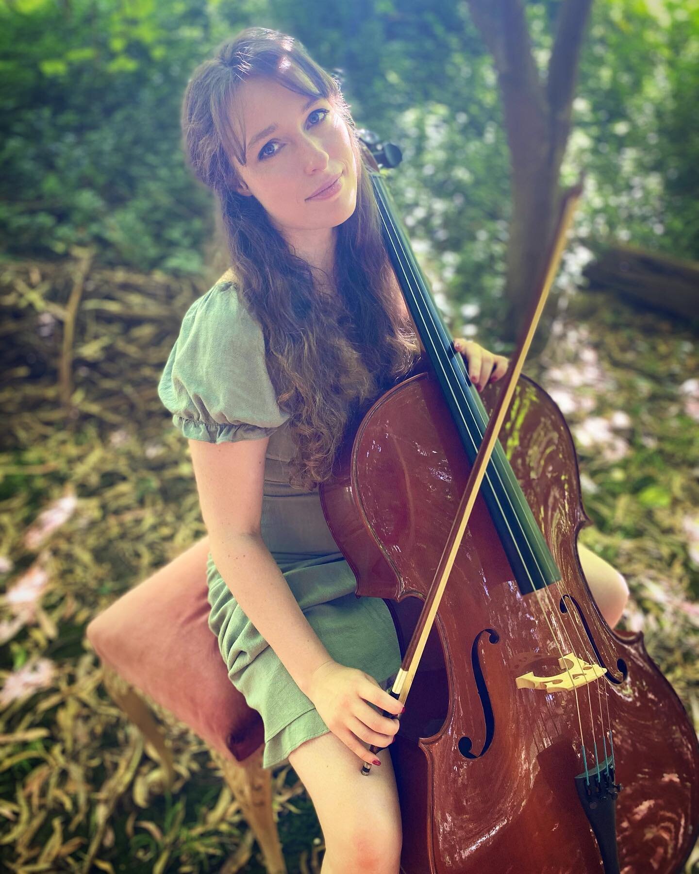 Just playing my cello out in the woods &hellip; #yolo 😂
&bull;
&bull;
&bull;
#cello #singing #frannyandzooeymusic #musicvideo #comingsoon #inspired #nature #photography #celtic #witchyvibes #newsingle #staytuned #strings #garden #singinginthewild