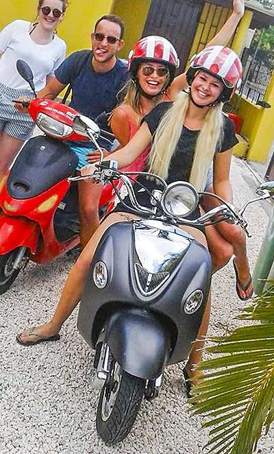 stagedesk-Curaçao-BergAltena-scooters-01-klein.jpg