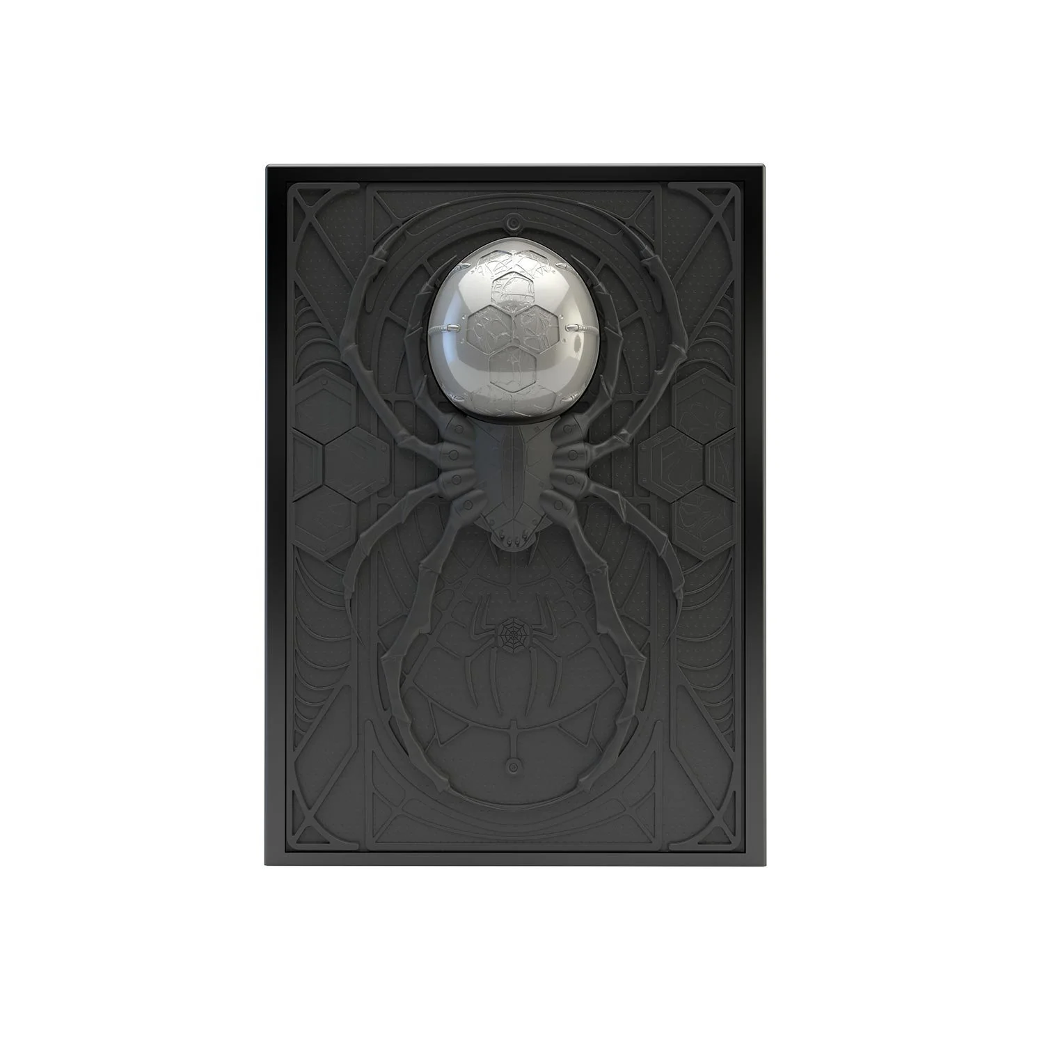 Deck box sculptée d’une araignée mécanique sur sa toile. Idéal pour protéger et embellir un deck JCC, format 100+ ou 60+15. Vue de face, boité fermée.