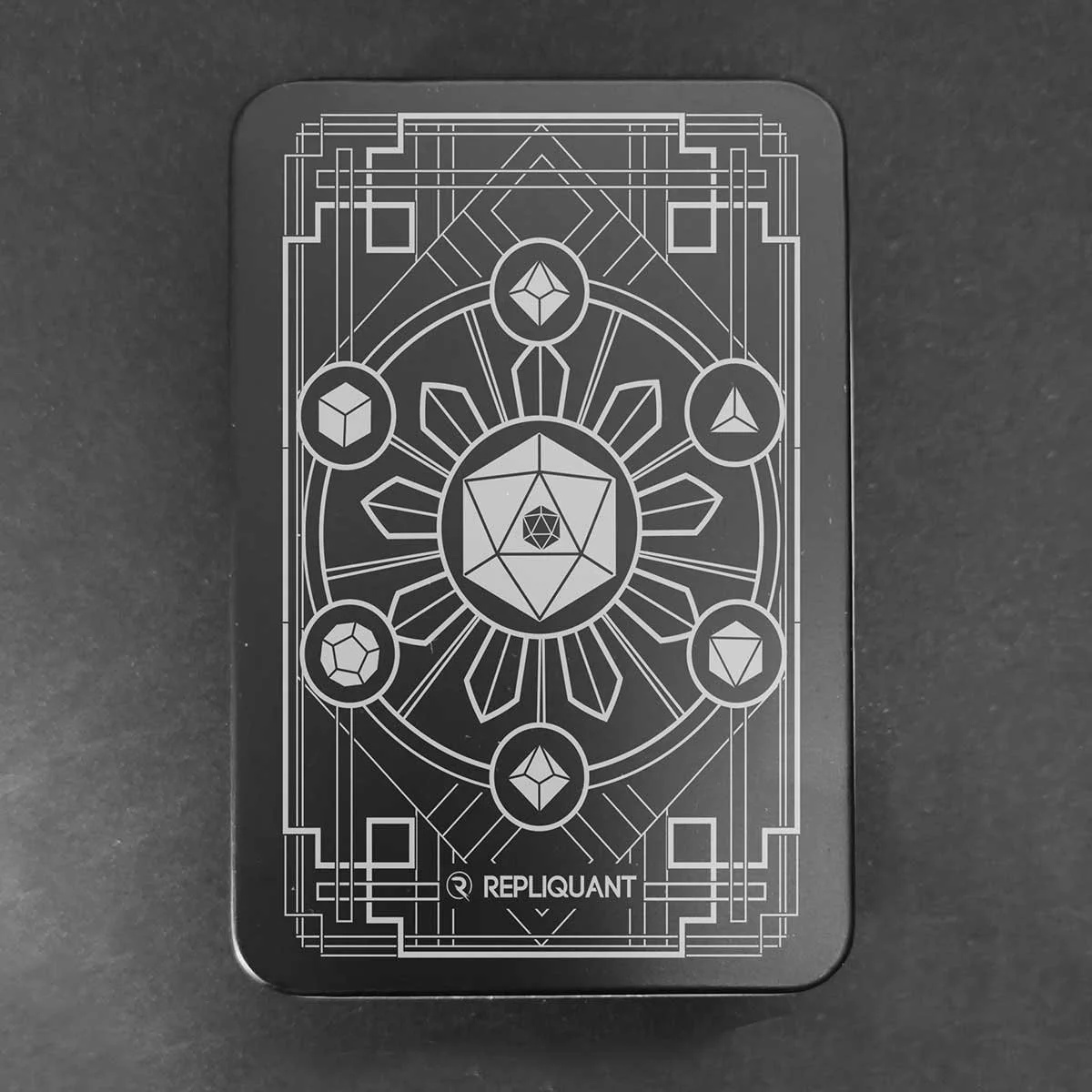 boite-dice-metallique-rectangulaire-jdr-pointe-architecture-art-gabsy-rpg.jpg