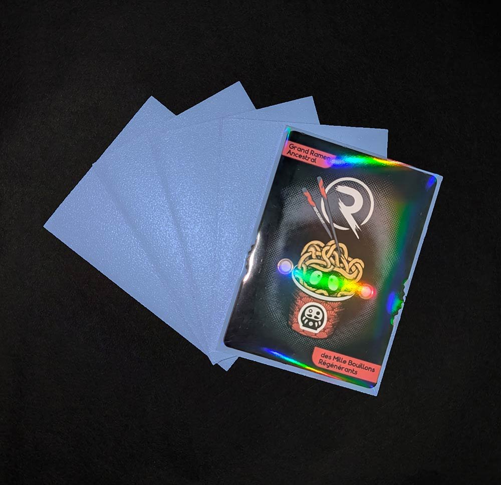 Matte-sleeves-bleu-ciel-effet-foil-card-repliquant.jpg