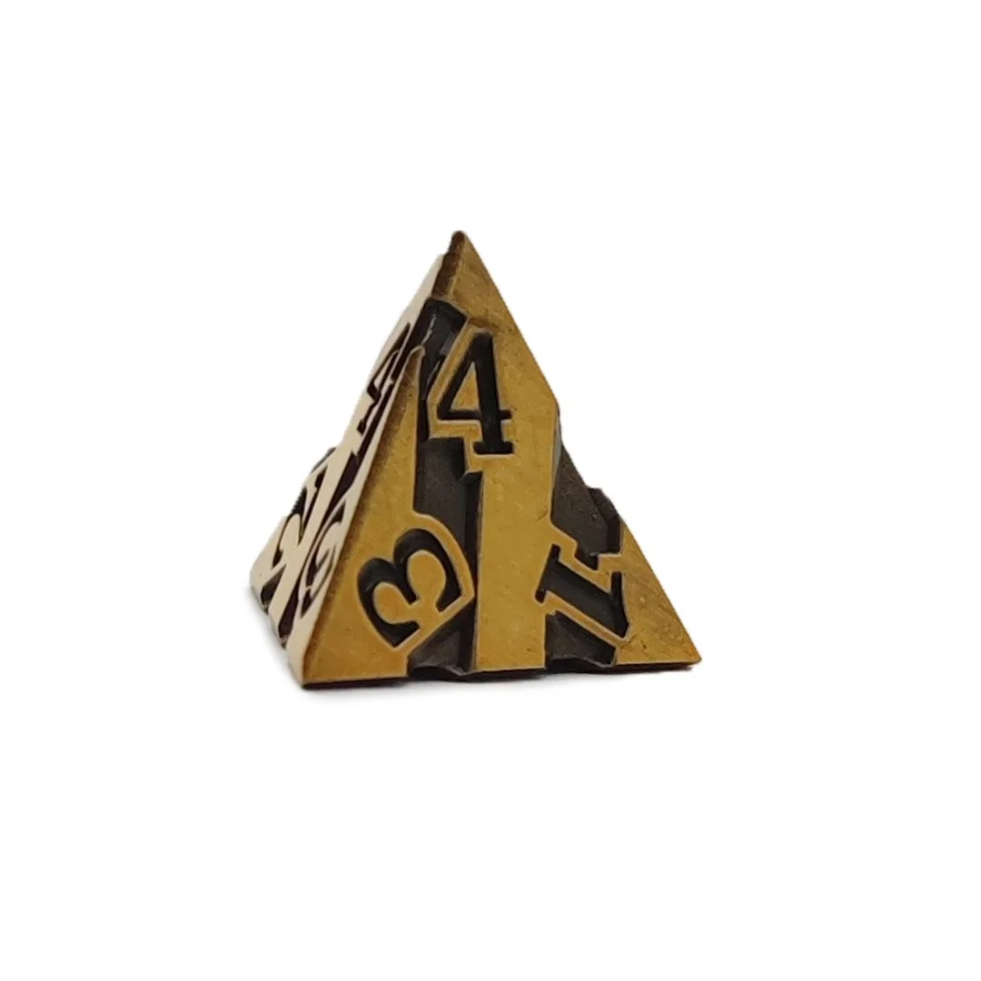 Dé 4 faces, haute qualité en métal et résine. Gravé de diagonales, rayé ou lignes aux couleurs des Dunes de sables. Super cadeau pour rôliste