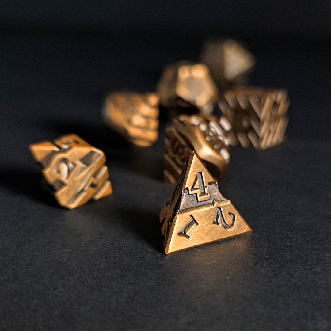 7 dés métallique et résine. Gravé de diagonales, rayé ou lignes aux couleurs des Dunes de sables.  Haute qualité.