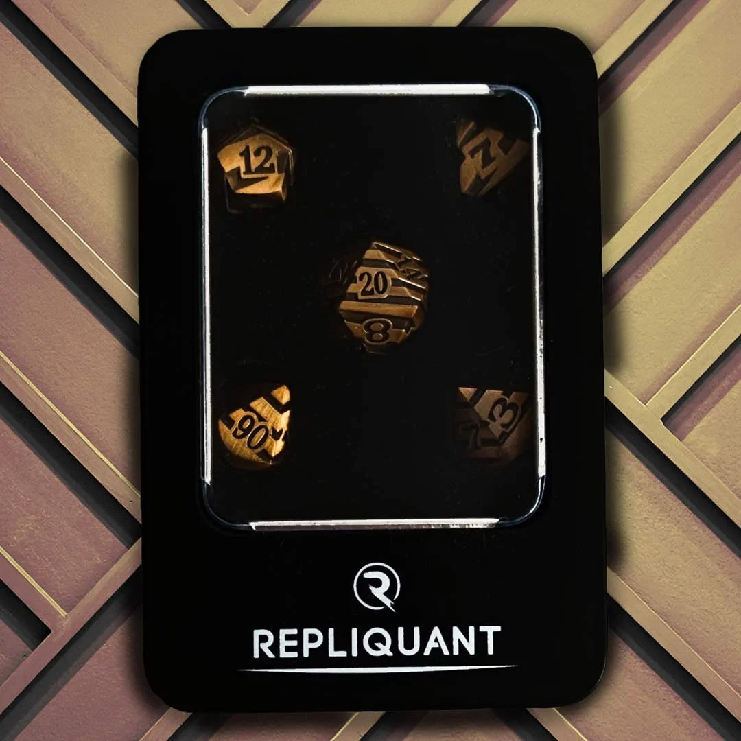 Boite en métal pour set de dés pour rôlistes, parfait pour offrir. Gravé de diagonales, rayé ou lignes aux couleurs des Dunes de sables. Premium