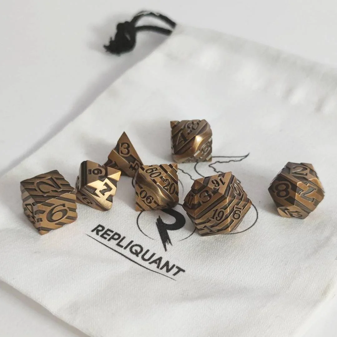 Set de dés JDR livré avec pochon en coton éthique certifié Gravé de diagonales, rayé ou lignes aux couleurs des Dunes de sables. Super cadeau pour joueur de dés