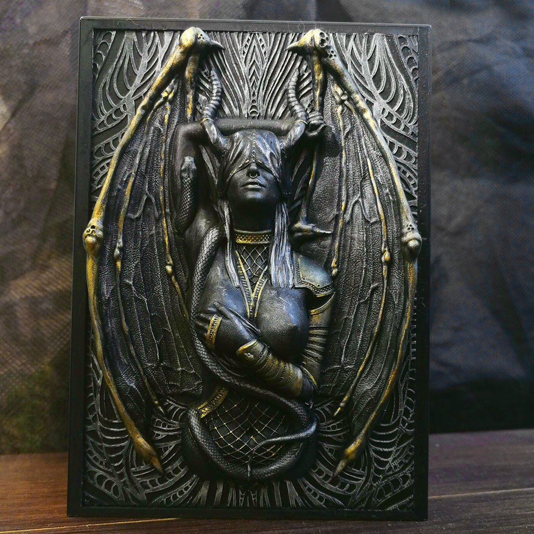 Sculpted-Altered-deckbox-Lilith-02.jpg