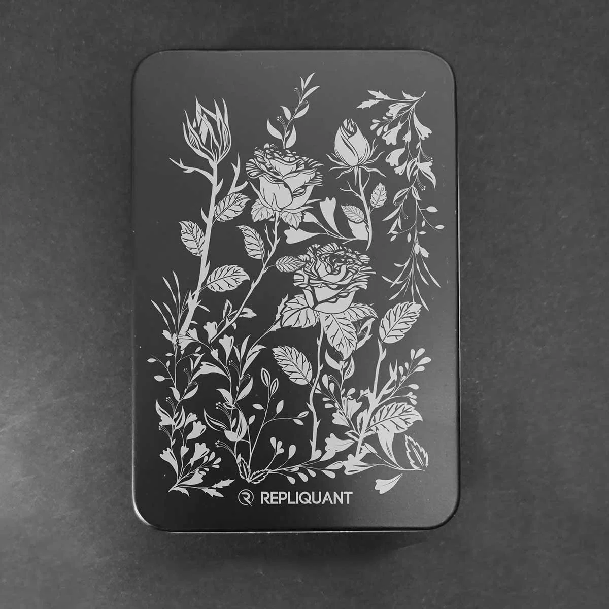 boite-dice-metallique-rectangulaire-jdr-fleurs-rpg.jpg