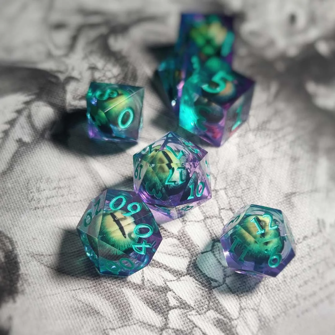 Oeil de Dragon mouvant - Violet et vert - Set de dés en résine