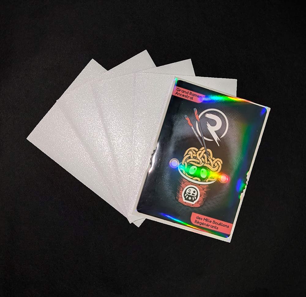 Matte-sleeves-blanc-effet-foil-card-repliquant.jpg