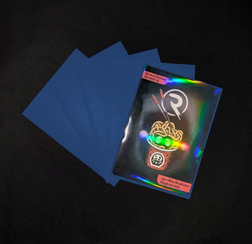 Matte-sleeves-bleu-effet-foil-card-repliquant.jpg