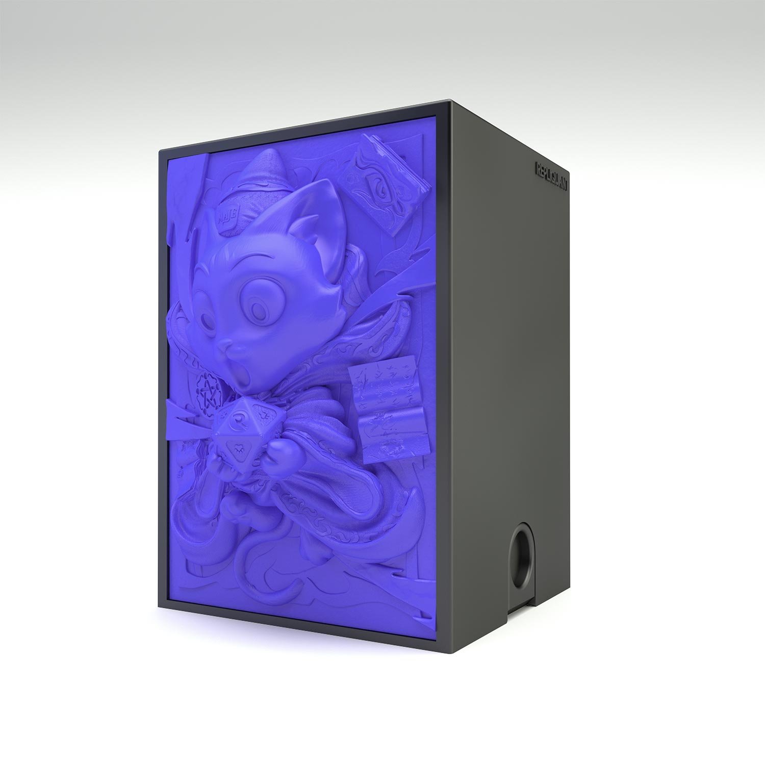 Deck box sculptée représentant un mignon chat magicien, jouant avec un dé. Idéal pour protéger et embellir un deck JCC, format 100+ ou 60+15. Vue de droite, boité fermée.