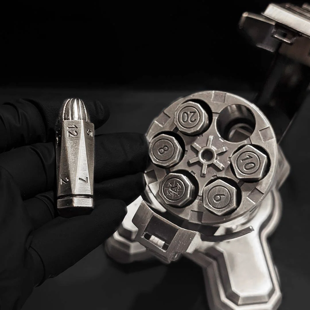 sentinelle-astranova-acier-metal-repliquant-details-haute-qualite-dice.jpg