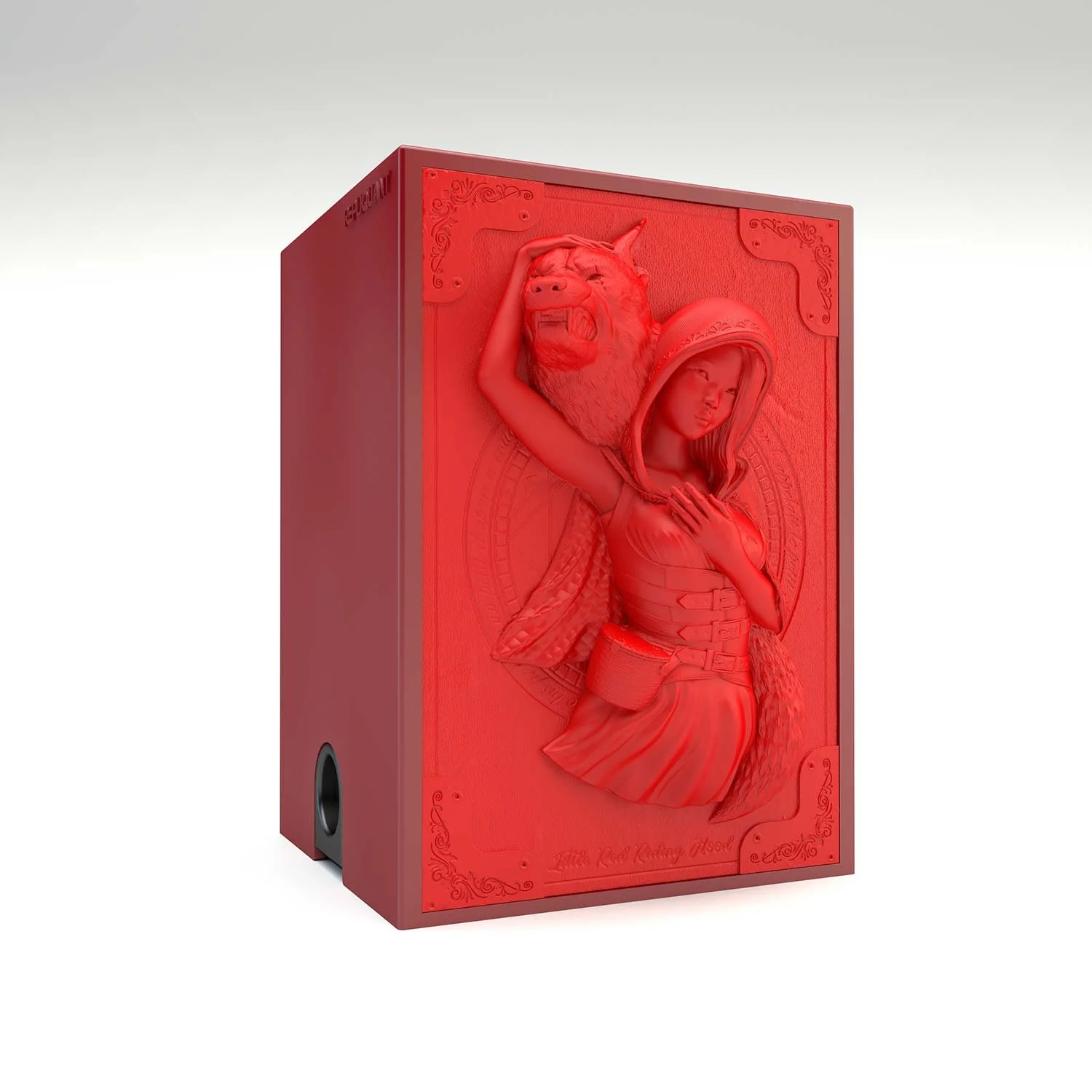 Deck box sculptée sculptée du chaperon rouge ayant dompté le grand loup. Idéal pour protéger et embellir un deck JCC, format 100+ ou 60+15. Vue de gauche, boité fermée.