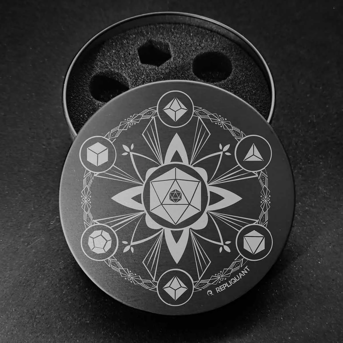 boite-dice-metallique-ronde-jdr-paillette-architecture-fleur.jpg