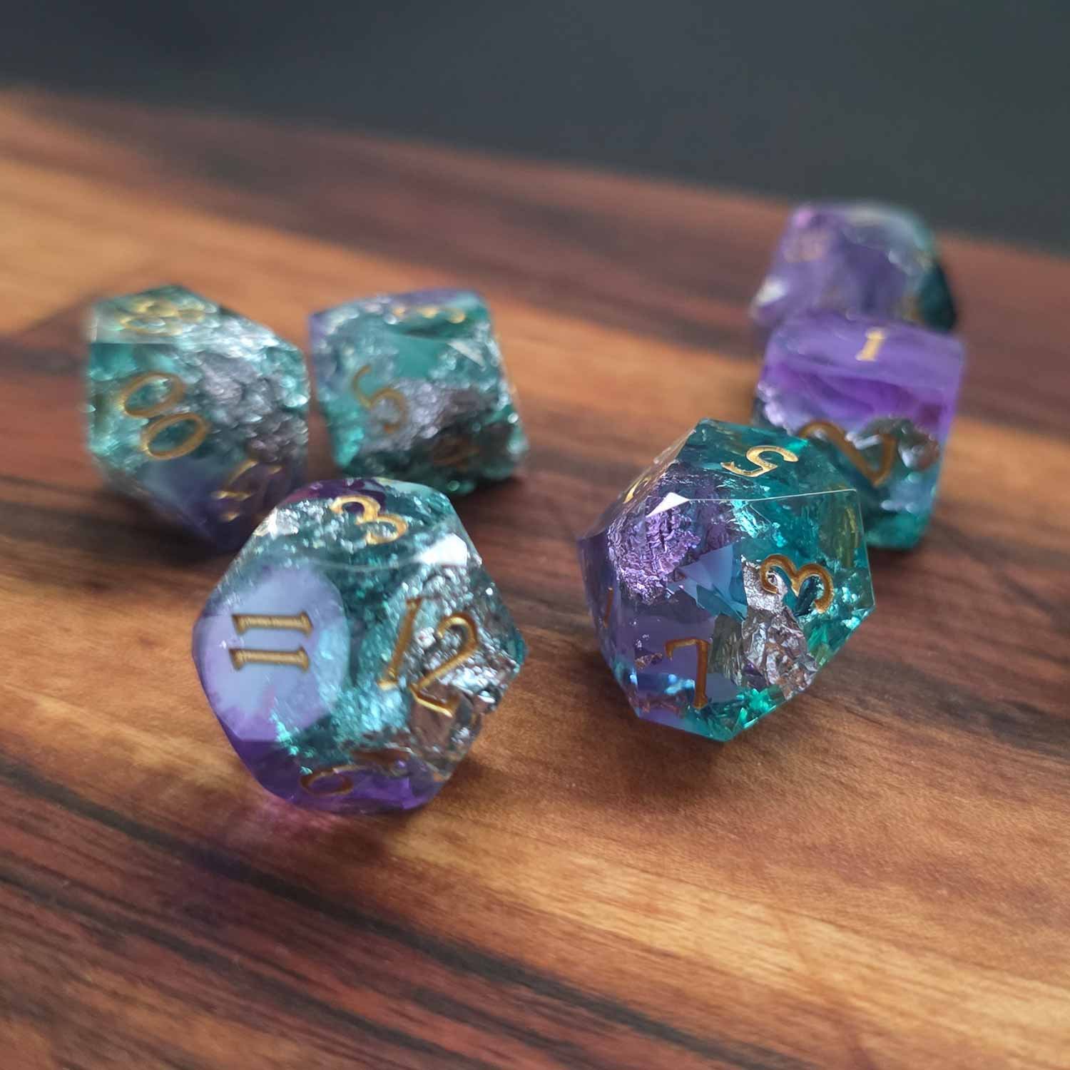 prisme-vert-violet-argent-resine-repliquant-set-jeux-de-role.jpg