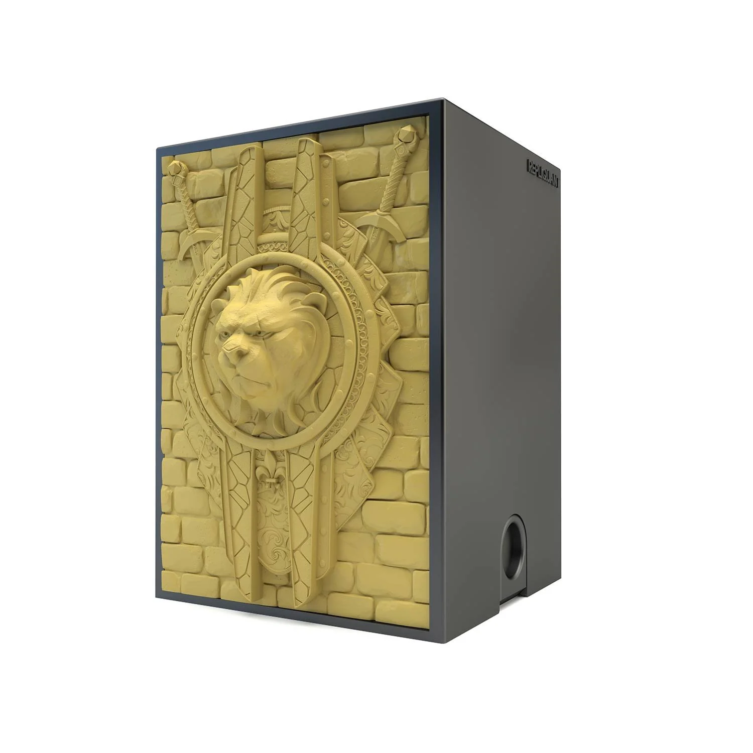 Deck box sculptée d’un bouclier avec une tête de lion. Idéal pour protéger et embellir un deck JCC, format 100+ ou 60+15. Vue de droite, boité fermée.