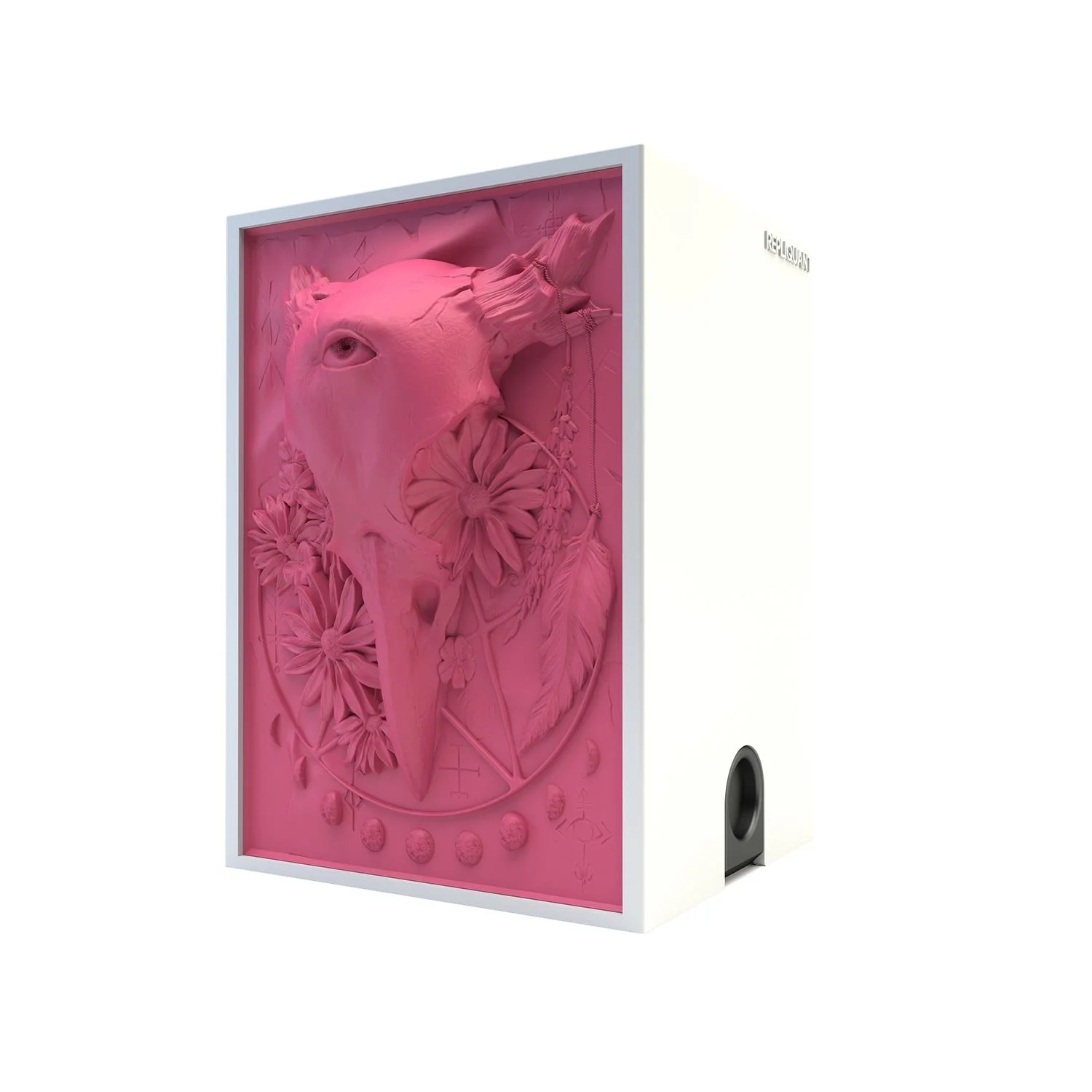 Deck box sculptée d’un crane de corbeau avec un troisième œil. Idéal pour protéger et embellir un deck JCC, format 100+ ou 60+15. Vue de droite, boité fermée.