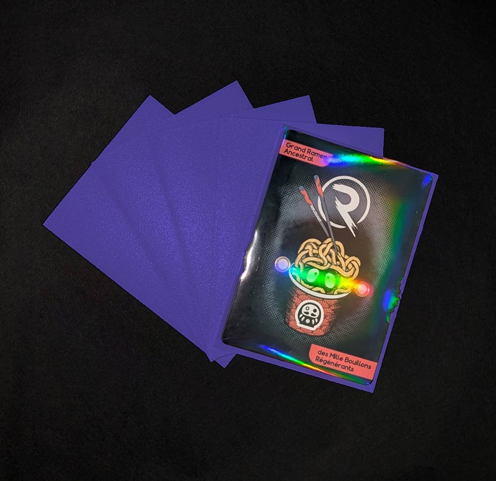 Matte-sleeves-violet-effet-foil-card-repliquant.jpg