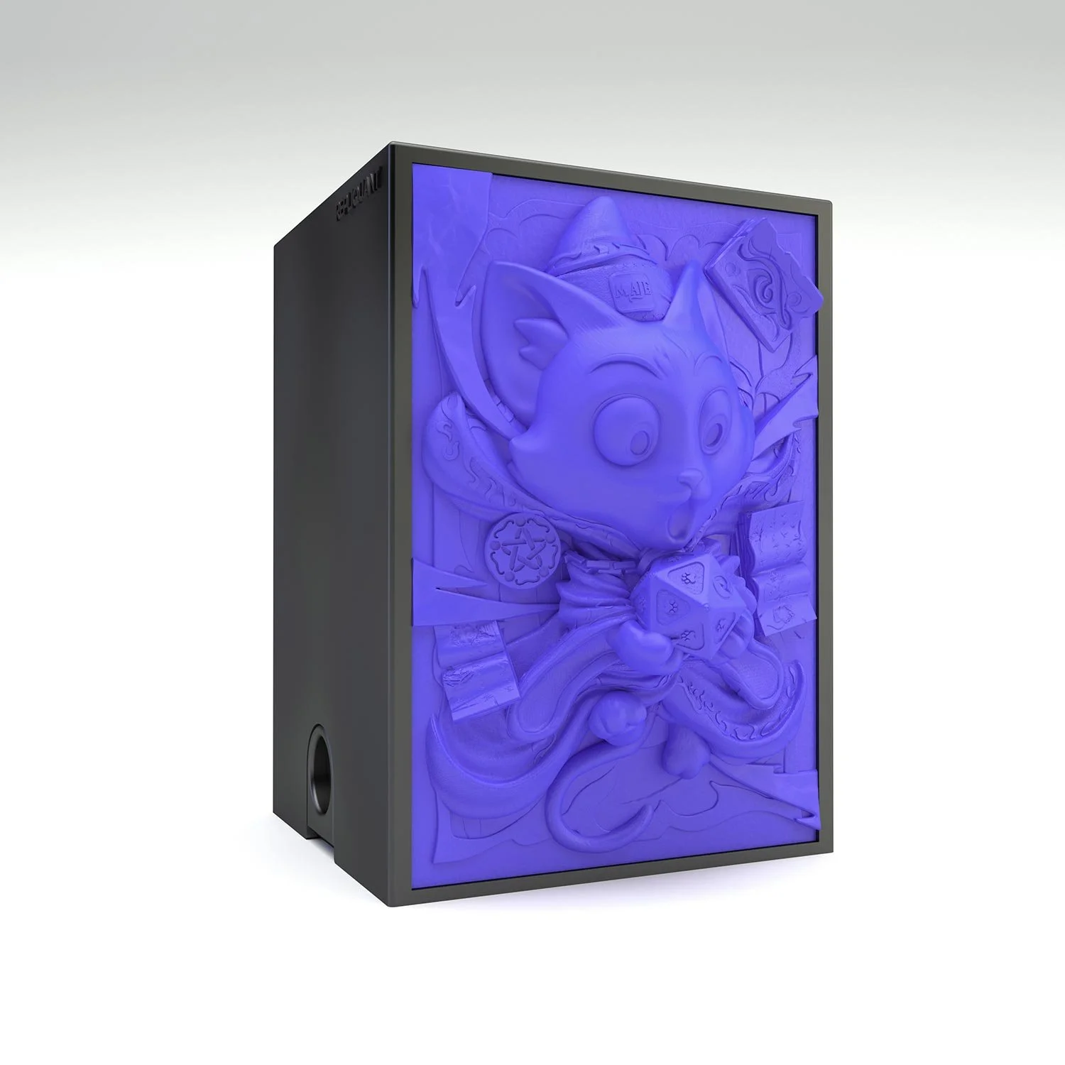 Deck box sculptée représentant un mignon chat magicien, jouant avec un dé. Idéal pour protéger et embellir un deck JCC, format 100+ ou 60+15. Vue de gauche, boité fermée.