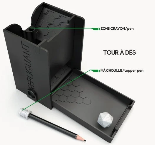 Cachette pour dés, crayon, gomme, et porte-stylo avec zones pour crayons et gomme, et un dé blanc en plastique sur le plateau.