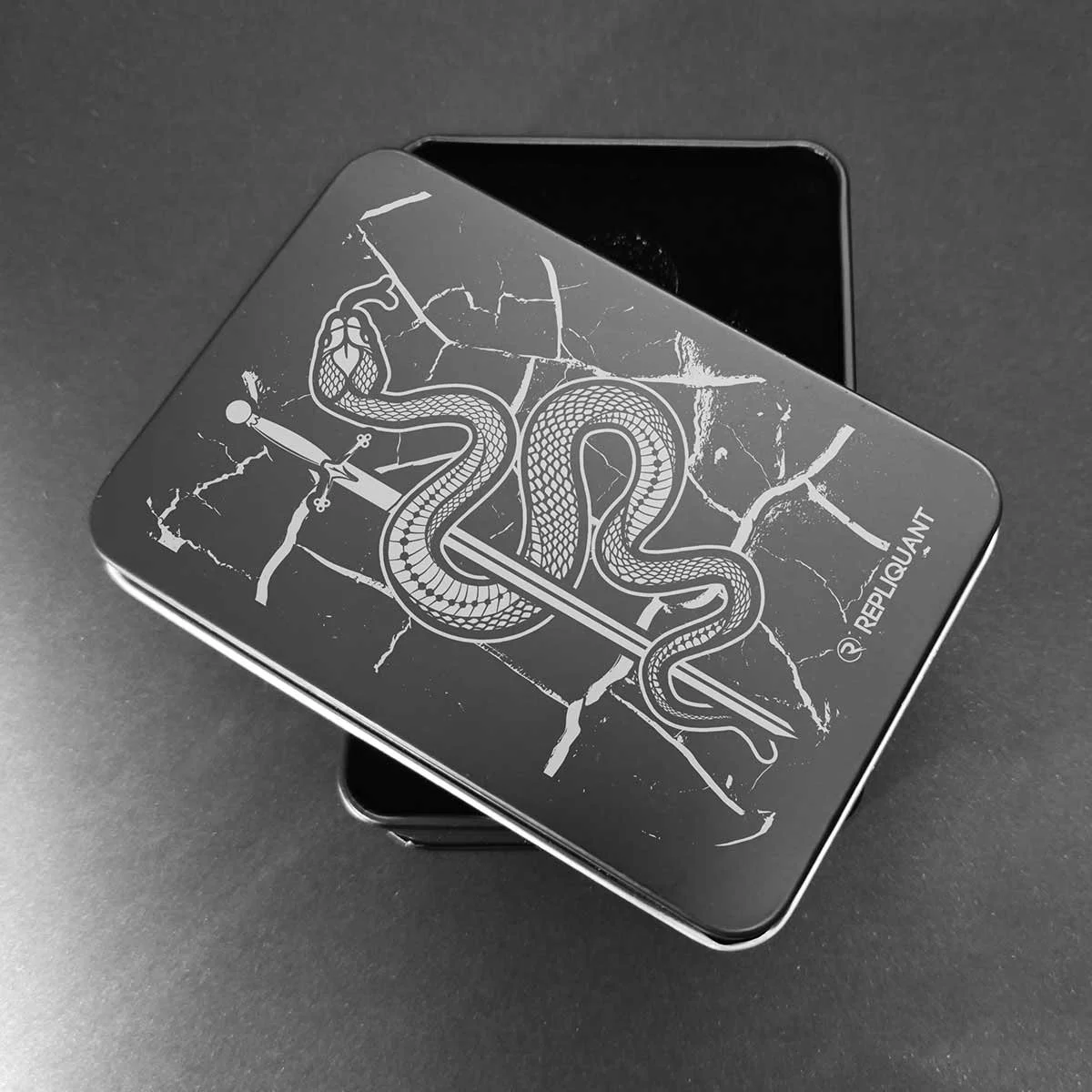 boite-dice-metallique-rectangulaire-jdr-serpent.jpg